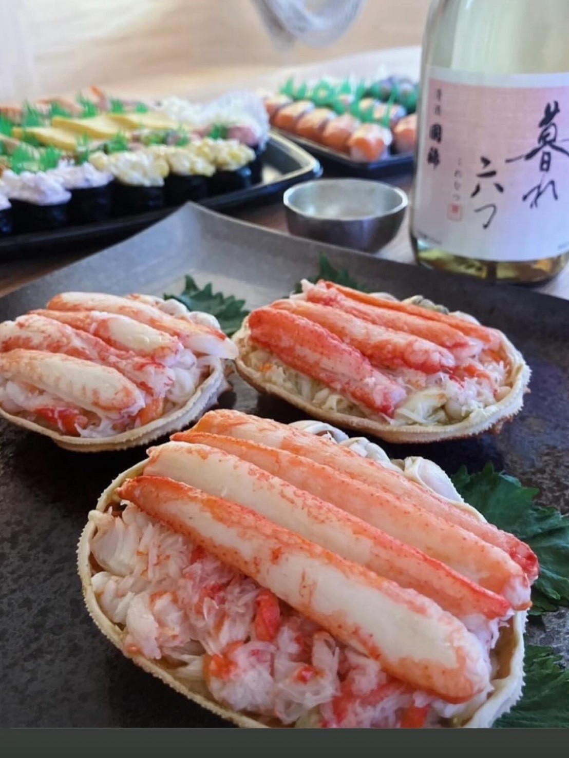 食卓に並ぶカニの甲羅盛